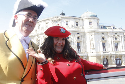 Isidro Elezgarai, pregonero, y Aratz Irazabal,   txupinera    de la Aste Nagusia 2010, ayer en Bilbao. 