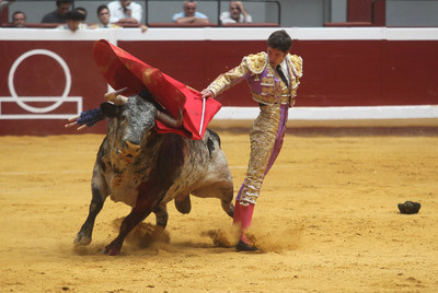 Sergio Aguilar se luce ante su primer toro en la lidia de ayer, en la feria donostiarra
