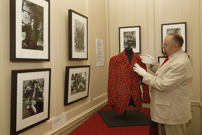 Arriba, una  sala de la exposición de Londres.
