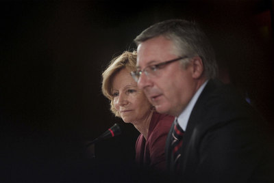 La vicepresidenta y ministra de Economía, Elena Salgado, junto al ministro de Fomento, José Blanco, durante la comparecencia conjunta, ayer en Madrid.