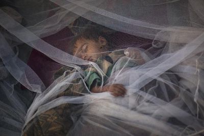 Una de las fotografías de la serie  Refuxiados,  del fotoperiodista Emilio Morenatti, expuesta en Vilagarcía de Arousa.