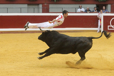 Espectacular salto del recortador guipuzcoano Jon Ander García, en su turno de ayer en la plaza de Illumbe.