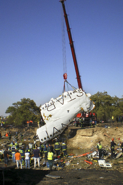 Una grúa levanta el fuselaje del avión de Spanair siniestrado.