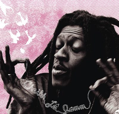 El artista senegalés Cheikh Lô y (abajo) los congoleños Staff Benda Bilili.