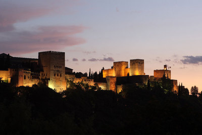 Vista de la Alhambra y el Generalife desde el Sacromonte. Abajo, un momento del espectáculo  Poema del cante jondo .
