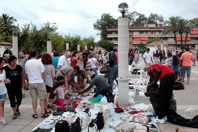  Manteros  en la plaza de la Lluna en la localidad de El Vendrell (Tarragona).
