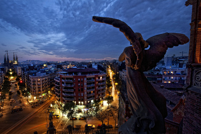 Cae la tarde y el ángel sigue con las manos entrelazadas y rostro de rapto místico que busca el cielo.