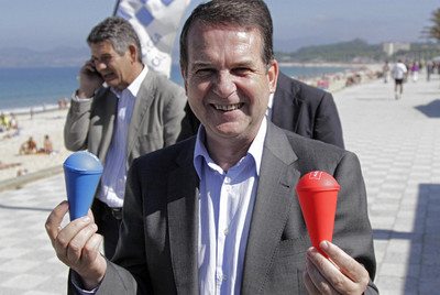 El alcalde vigués, Abel Caballero (en la foto, ayer en Samil), a reparte conos  recollecabichas  para que los fumadores no dejen sus colillas en los arenales.