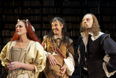 Joanna Lumley, Mark Rylance y David Hyde Pierce, en una escena de  La Bête. 