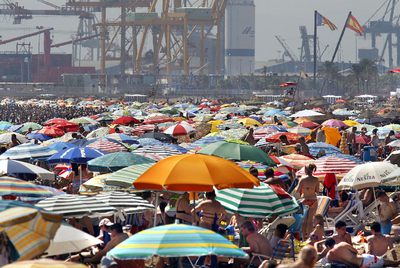 Un día después de las fuertes tormentas las playas se llenaran hasta el último palmo a lo largo de la costa, como muestra la imagen tomada por la mañana en la Malva-rosa de Valencia,