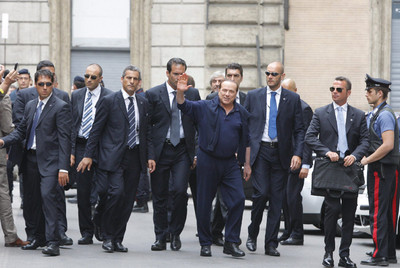 El primer ministro italiano, Silvio Berlusconi, saluda a su llegada a la reunión con la dirección de su partido, ayer en Roma.