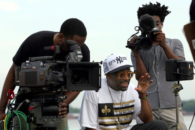 Spike Lee (en el centro) graba  If God is willing and da creek don't rise.  