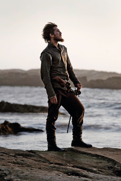  De la batalla al soneto.rnUn joven soldado regresa de la guerra al sórdido Madrid del siglo XVI. Se trata del aún desconocido Lope de Vega (encarnado por el actor Alberto Ammann,). Allí entrará en contacto con la nobleza de la época y conocerá a Isabel de Urbina. 