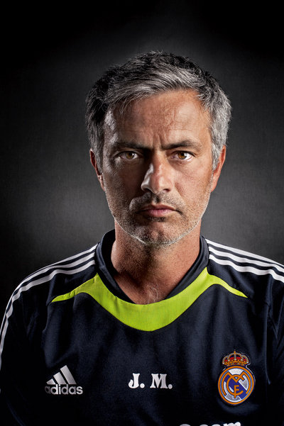  Un hombre de contrastes. Mourinho es uno de los entrenadores más adjetivados: brusco, maleducado, egocéntrico, ambicioso... Pero también afable, generoso, sonriente, cálido, afectivo...Mou no deja indiferente 