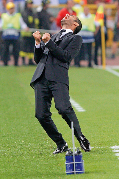  Guardiola salta de alegría tras el segundo gol del Barça en la final de la Liga de Campeones en el estadio Olímpico de Roma. Resultado: Barcelona 2-Manchester United 0. 