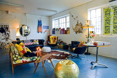  Piezas eclécticas.rnEn el salón, un sofá Chester se combina con una vieja butaca y un sofá-cama de segunda mano; los libros del alféizar están ordenados por colores. 