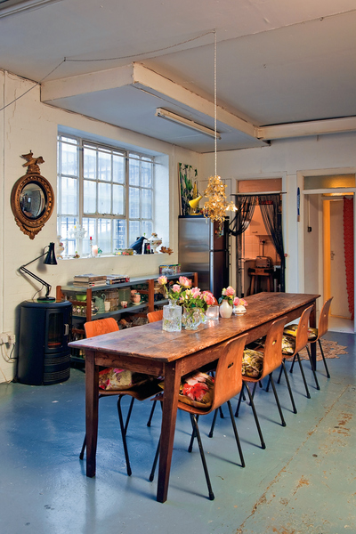  En el comedor, una mesa encontrada en un anticuario de Ámsterdam se rodea de sillas procedentes de un bar. 
