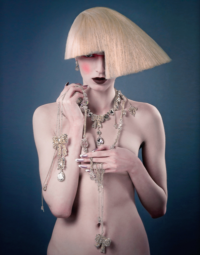  Una de las teatrales creaciones del diseñador argentino Rodrigo Otazu 