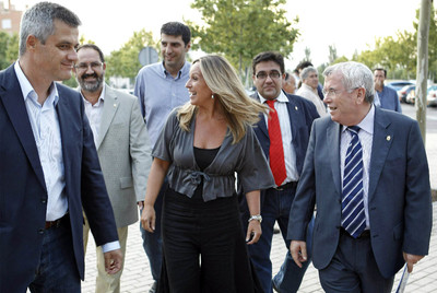 Trinidad Jiménez entre el concejal y portavoz de su candidatura, David Lucas, y el alcalde de Getafe y presidente de la FEMP, Pedro Castro.