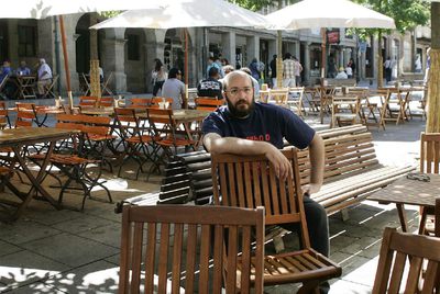 Rodrigo Cota, autor de  La loca historia de Pontevedra , en un rincón del centro histórico de la ciudad.