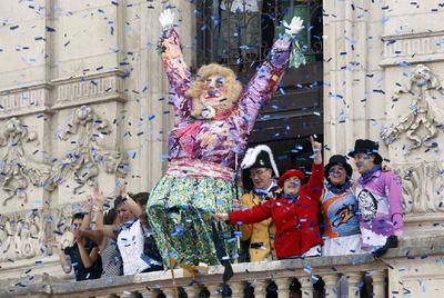 El pregonero, Isidro Elezgarai, y la   txupinera  , Aratz Irazabal, saludan al público junto a Marijaia en el arranque de la Aste Nagusia.