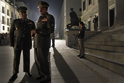 Arriba, el teniente general Aramburu Topete (Jesús Castejón) y el general Armada (Juan Diego) conversan a las puertas del Congreso.