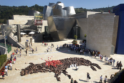 La protesta antitaurina, ayer por la mañana a las puertas del Guggenheim.