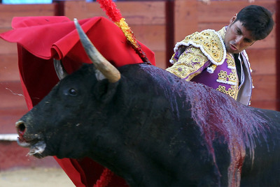 Francisco Rivera Ordóñez  Paquirri , en la plaza de la Malagueta, con el primer toro.