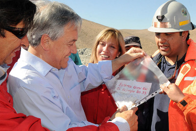 El presidente Sebastián Piñera observa el mensaje de los mineros: 