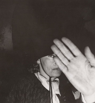 Greta Garbo,  cazada  a traición a la entrada de un club parisiense en los años cincuenta.