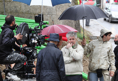 Almodóvar, durante el rodaje de su nuevo filme, 'La piel que habito', en Santiago de Compostela