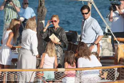 El sobrino de la reina Sofía se casará el miércoles en la isla griega de Spetses con Tatiana Blatnik. La pareja recibió ayer a los primeros invitados de su enlace, al que se espera que asista toda la familia real española, salvo el Rey, que aún está convaleciente.