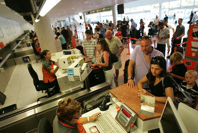 Pasajeros facturando en el aeropuerto de L'Altet, en Alicante, ayer por la mañana.