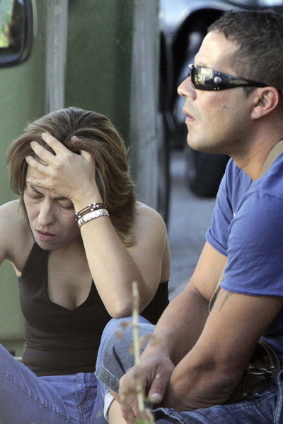 La policía investiga la muerte violenta de un anciano de 76 años en el extrarradio de Vigo. En la foto, unos familiares esperando al levantamiento del cadáver.