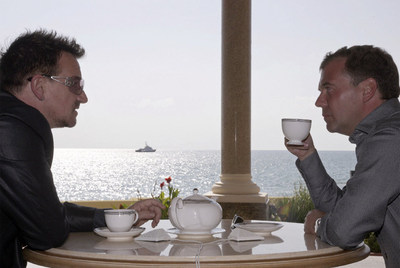 BONO TOMA EL TÉ CON MEDVÉDEV