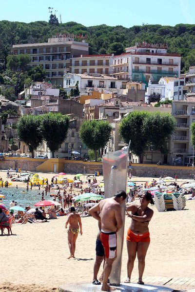 Playa de Sant Feliu de Guíxols con dos de los hoteles al fondo.