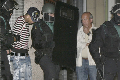 Un hombre retiene seis horas a dos mujeres a punta de cuchillo