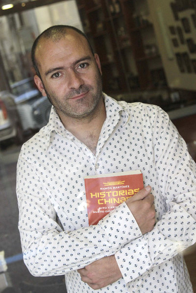 El periodista Ramón Martínez, con un ejemplar de su primer libro,  Historias chinas .