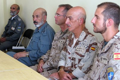EL CAPITÁN GALERA Y SU INTÉRPRETE, EN CLASE