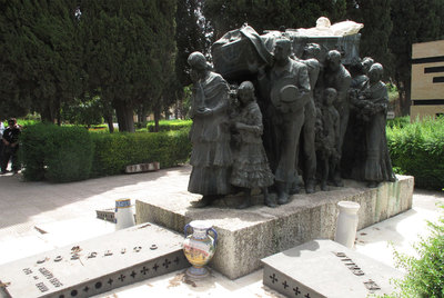 Esculturas de la tumba de Joselito realizadas por Mariano Benlliure.