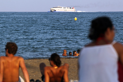 El  ferry  que une Málaga con Melilla, a su paso por la playa de la Misericordia, la pasada semana en Málaga.