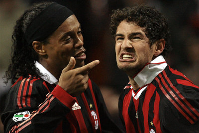 Ronaldinho y Pato celebran un gol al Roma  en San Siro.