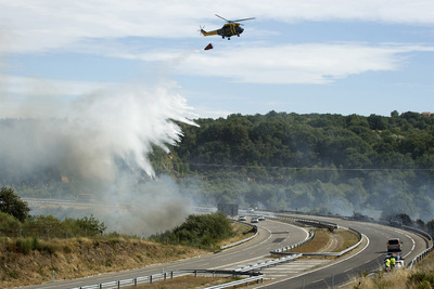 Un incendio obliga a cortar la autovía de las Rías Baixas
