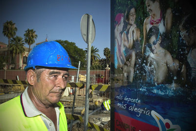 El obrero Blas Fernández, el pasado jueves, en la obra del tunel de la calle Cardenal Bueno Monreal (Sevilla).