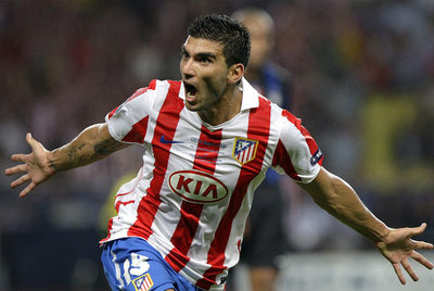 Reyes corre alborozado tras su gol, el primero del Atlético