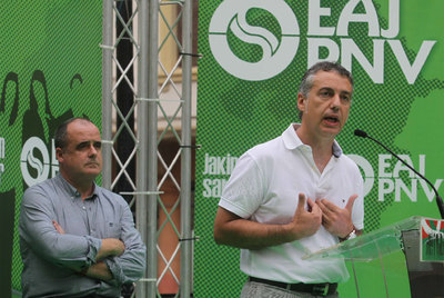 Iñigo Urkullu (tras el micrófono) y Joseba Egibar, en el acto de ayer en Zarautz.