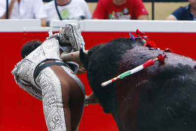 Momento de la cogida del banderillero Luis García,  Niño de Leganés. 
