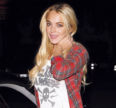 Lindsay Lohan ha recuperado su carné de coche tras 13 días en prisión por conducir ebria y ya critica a los  paparazzi  por fotografiarle al volante.