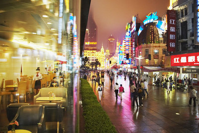 Las luces de neón iluminan la noche en Nanjing Road, en Shanghai.