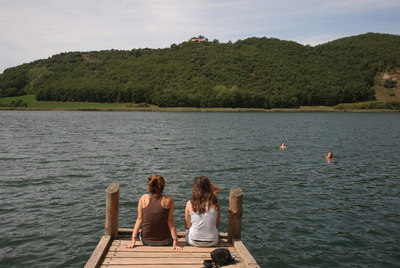 Los vecinos acuden a remojarse al estanque, evitando pensar si en el fondo de la negra laguna sólo hay truchas o algo más.